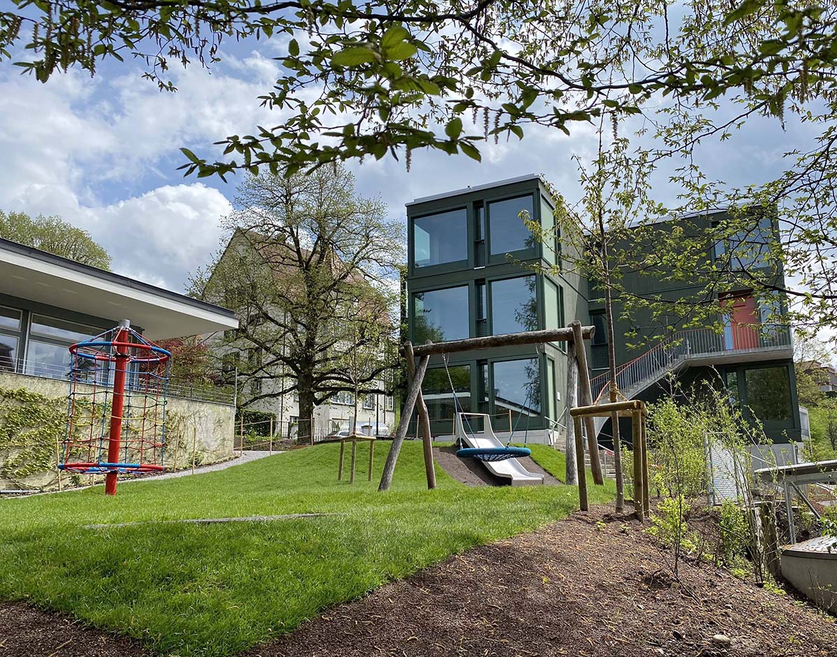 Aussem_Gartenbau_garten_GROSSPROJEKTE_Aussenanlagen_Kindertagesstätte_Hebel_St-Georgen_St-Gallen_IMG_5051